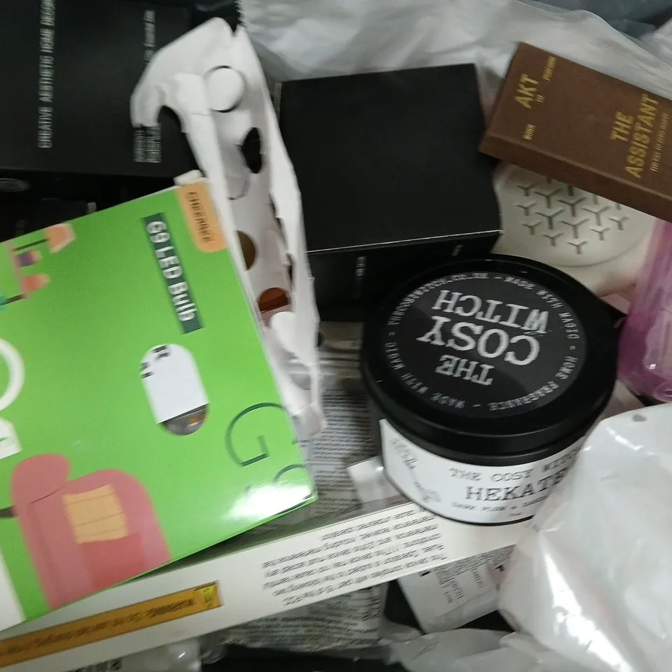 APPROXIMATELY 10 ASSORTED HOUSEHOLD ITEMS TO INCLUDE LED CEILING LAMP, WAX MELT, ETC