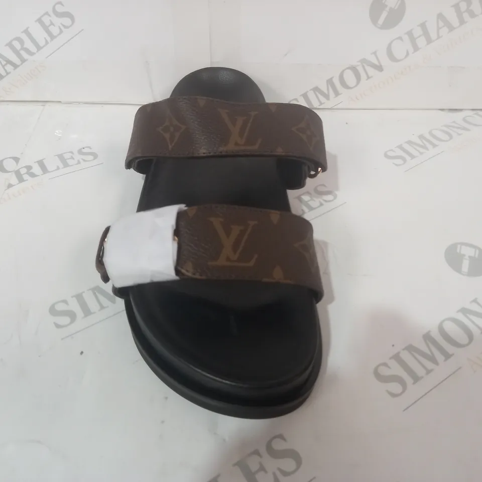 PAIR OF LOUIS VUITTON OPEN TOE SANDALS IN COFFEE/BLACK EU SIZE 37