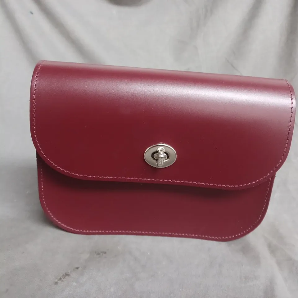 VILLAGE LEATHERS (MADE IN LONDON) BURGUNDY LEATHER HANDBAG WITH TURN-LOCK CLASP
