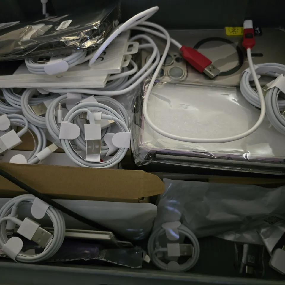 APPROXIMATELY 17 ASSORTED ITEMS TO INCLUDE - VACUUM SUCTION MAGNETIC BRACKET , LIGHTNING CABLE , PHONE CASES ETC