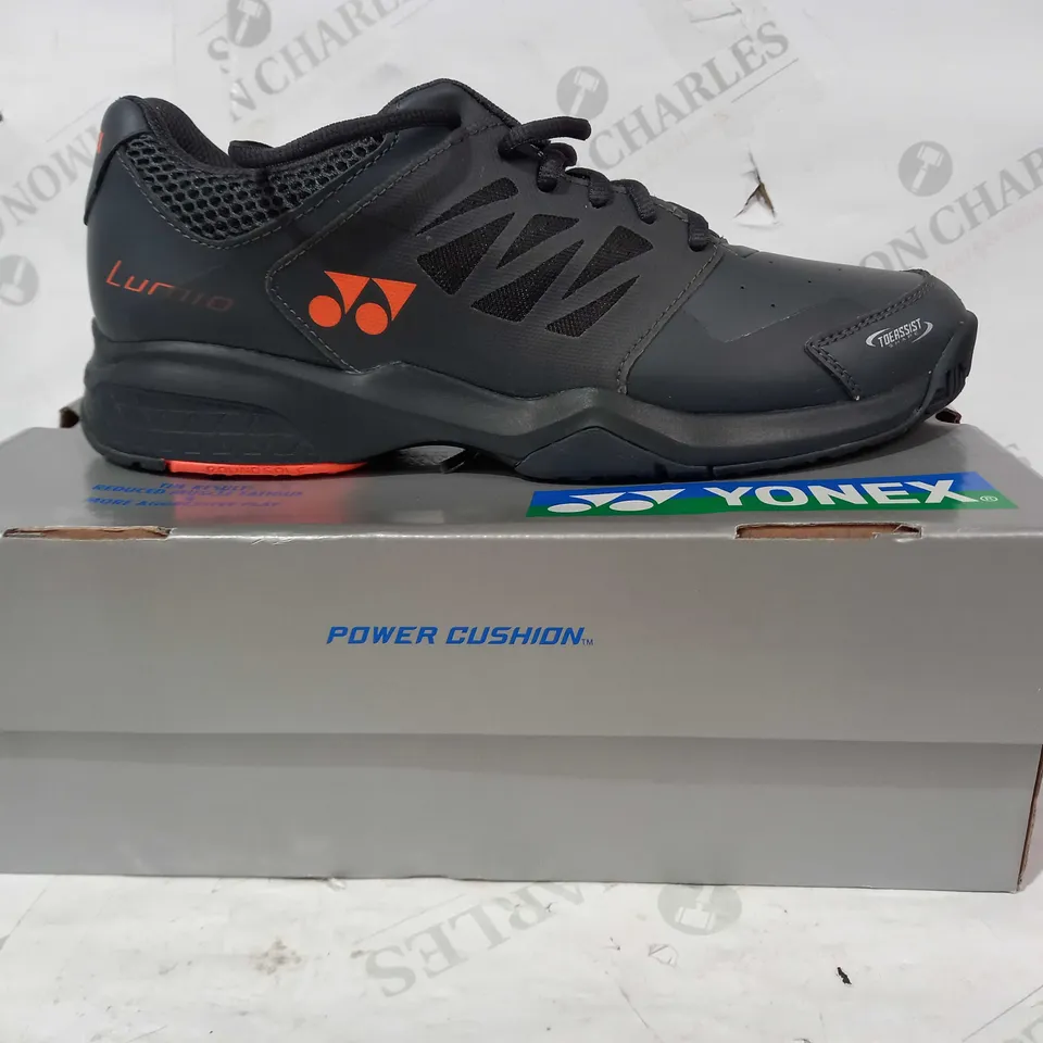 BOXED PAIR OF YONEX LUMIO SHOES IN GREY/ORANGE/BLACK UK SIZE 9.5