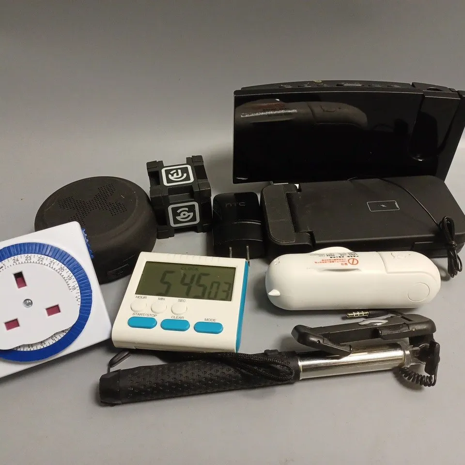 APPROXIMATELY 9 ASSORTED ELECTRICAL PRODUCTS TO INCLUDE ALARM CLOCKS, BLUETOOTH SPEAKERS, PHONE SELFIESTICK, ETC