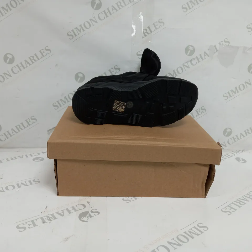 APPROXIMATELY 12 BOXED PAIRS OF BOW LACE TRAINERS IN SIZES 3, 4, 5, 6, 7, 8