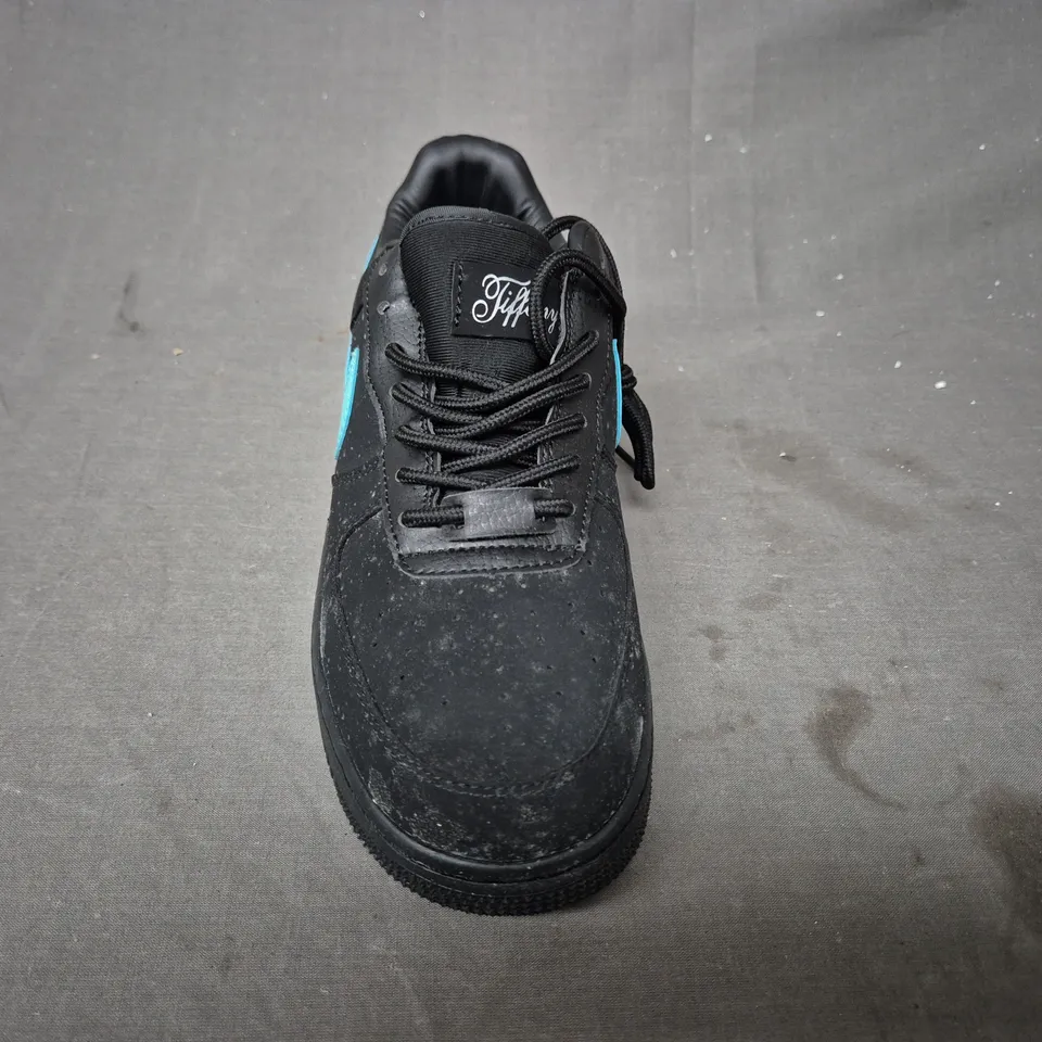 BOXED PAIR OF NIKE AIR FORCE 1 1837 SHOES IN BLACK/MINT GREEN UK SIZE 6