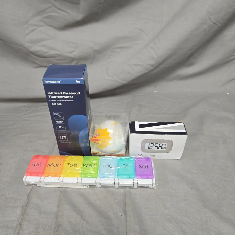 APPROXIMATELY 15 ASSORTED HOUSEHOLD ITEMS TO INCLUDE CHICKEN KITCHEN TIMER, 7 DAY PILL ORGANISER AND AN ACTIM ALARM CLOCK