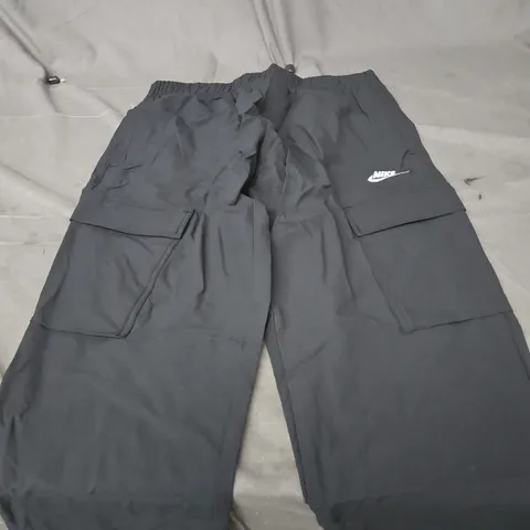 NIKE MEN'S CARGO PANTS – BLACK WITH CARGO POCKETS, ELASTIC WAIST, UK SIZE L (LG)