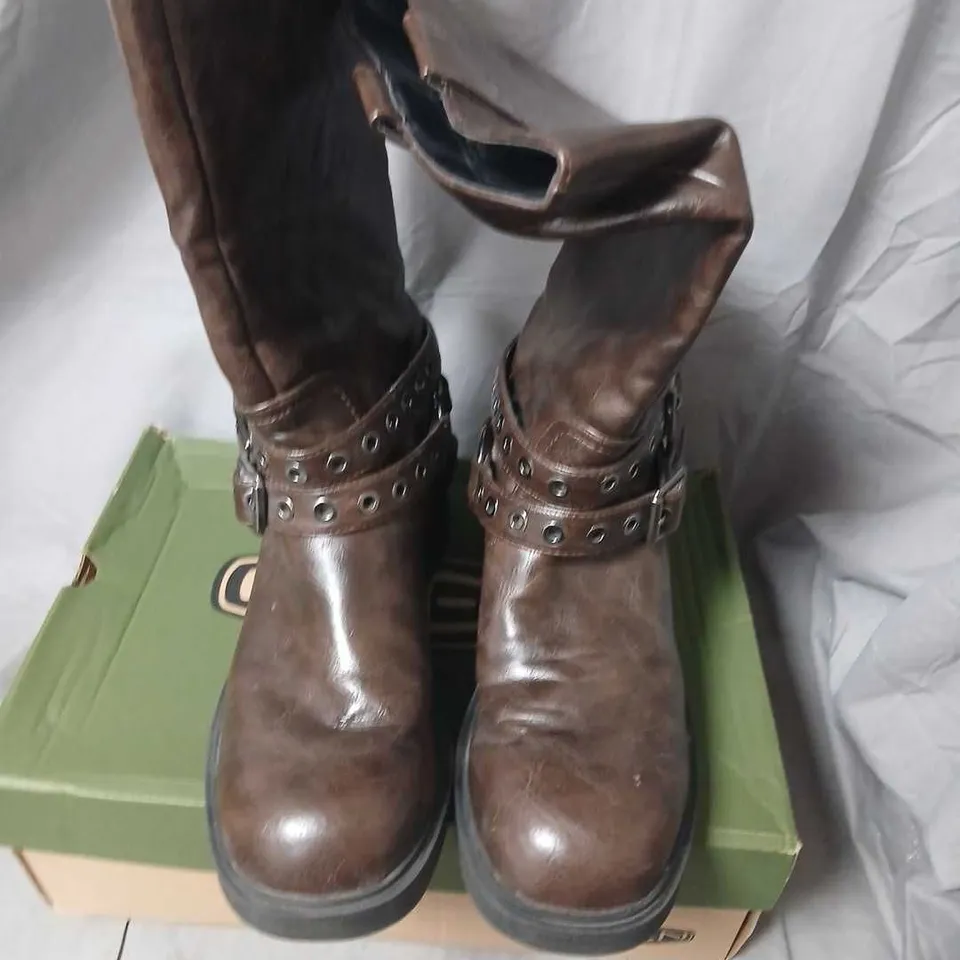 KEEN WOMEN’S KNEE-HIGH LEATHER BOOTS – DARK EARTH, UK 7 (US 9.5)