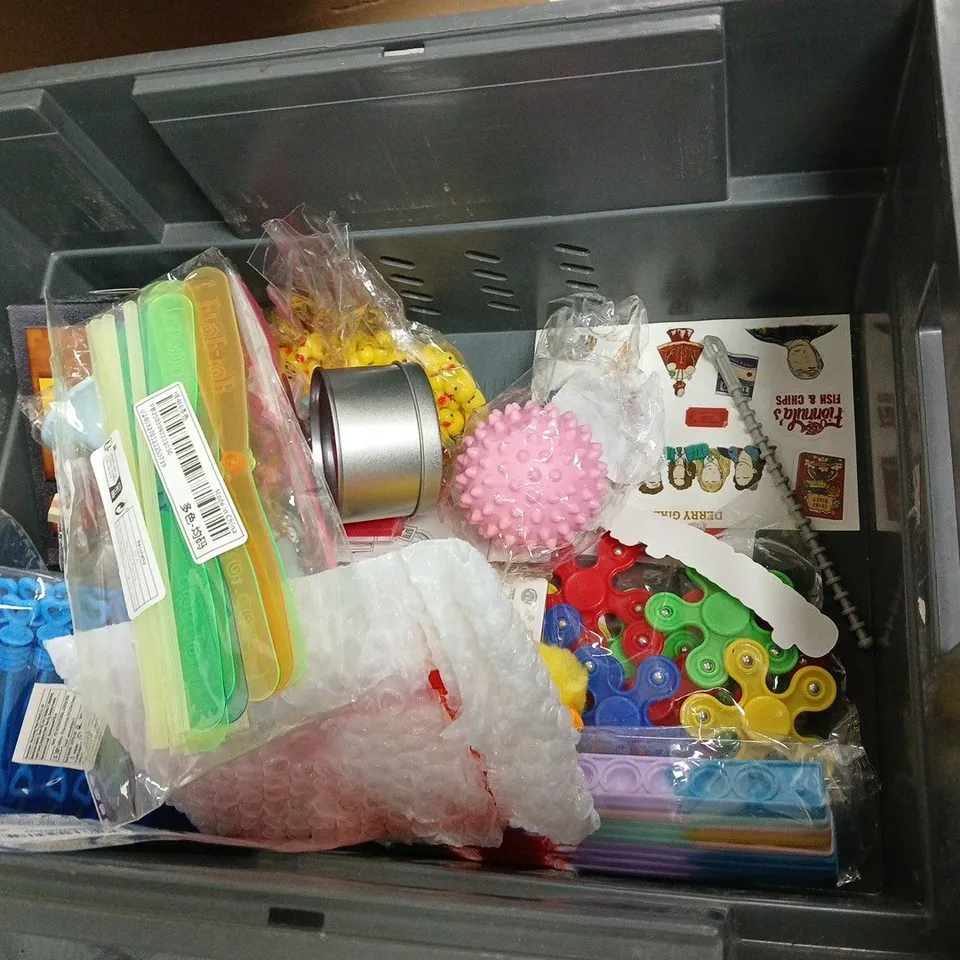 TOTE OF ASSORTED TOYS AND ACCESSORIES TO INCLUDE; DOBBLE, VIBES, LIGHT UP 'GAMING IN PROGRESS' AND UNSTABLE UNICORN CARDS