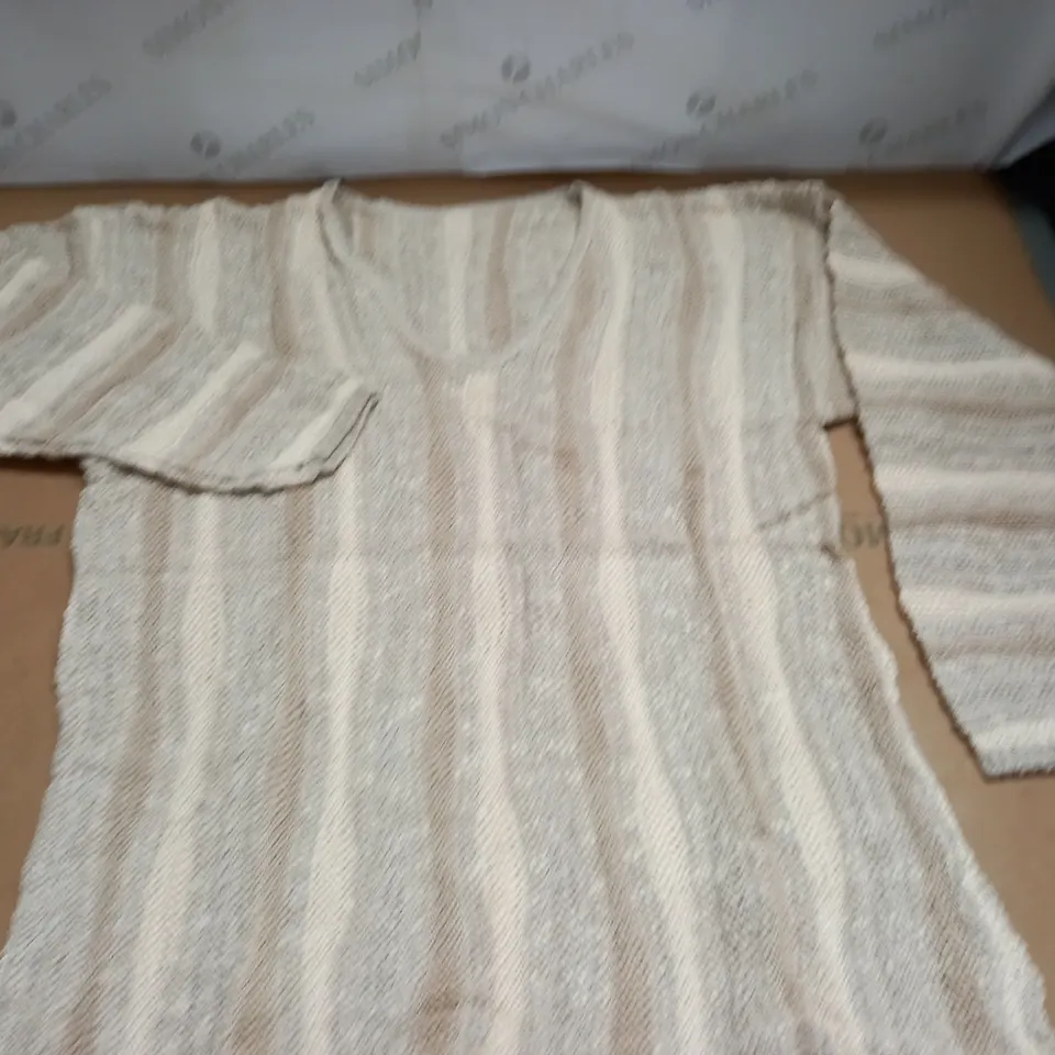 LOT OF APPROXIMATELY 20 TEXTURED V-NECK KNIT JUMPERS IN NATURAL - SIZE UNSPECIFIED