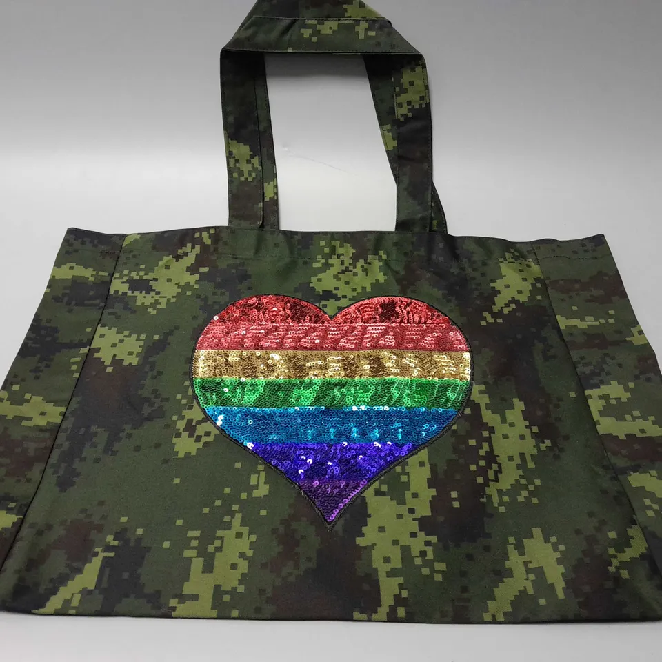 BRAND NEW BROWN PEPPER HANDBAGS DIGITAL CAMO SEQUIN RAINBOW HEART TOTE BAG
