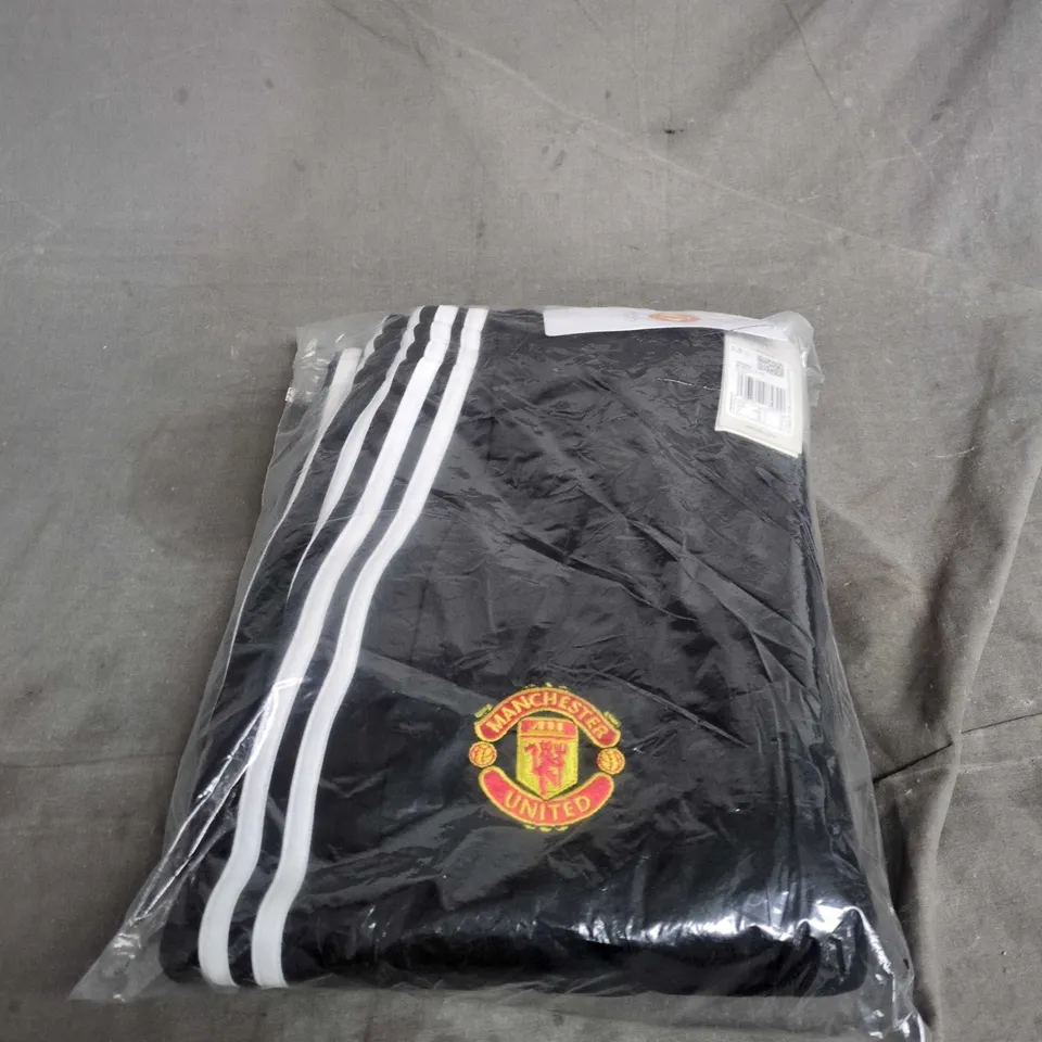 MANCHESTER UNITED ADIDAS 3 STRIPE FLEECE PANTS IN BLACK SIZE M