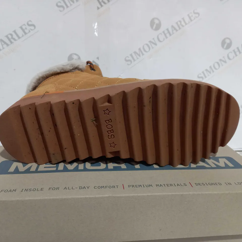 SKECHERS SUEDE CHESTNUT HIKING BOOTS - SIZE 5 - BOXED 