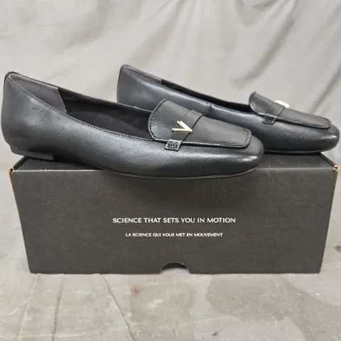 BOXED PAIR OF VIONIC SLIP-ON SHOES IN BLACK SIZE 7