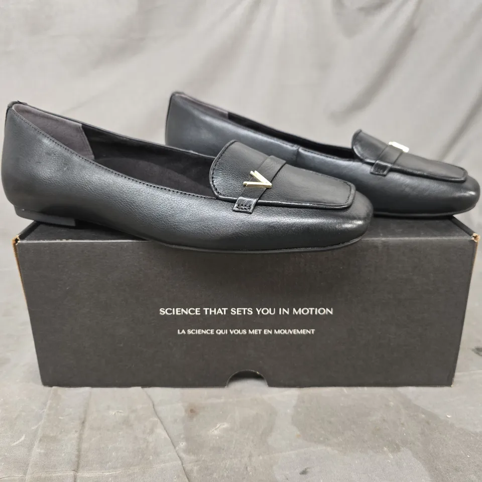 BOXED PAIR OF VIONIC SLIP-ON SHOES IN BLACK SIZE 7