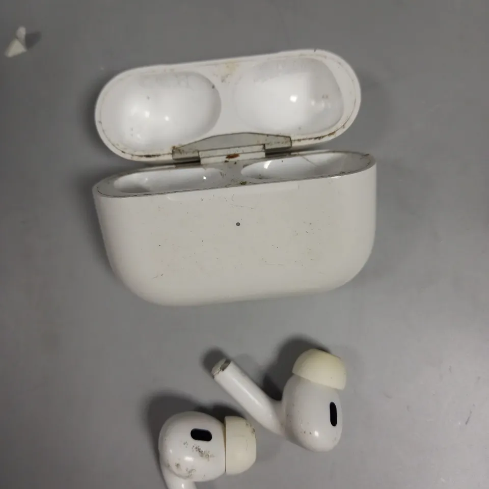 APPLE AIRPODS WIRELESS EARPHONES 