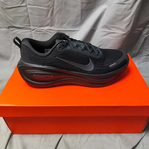 NIKE VOMERO PLUS TRAINERS IN BLACK - 11
