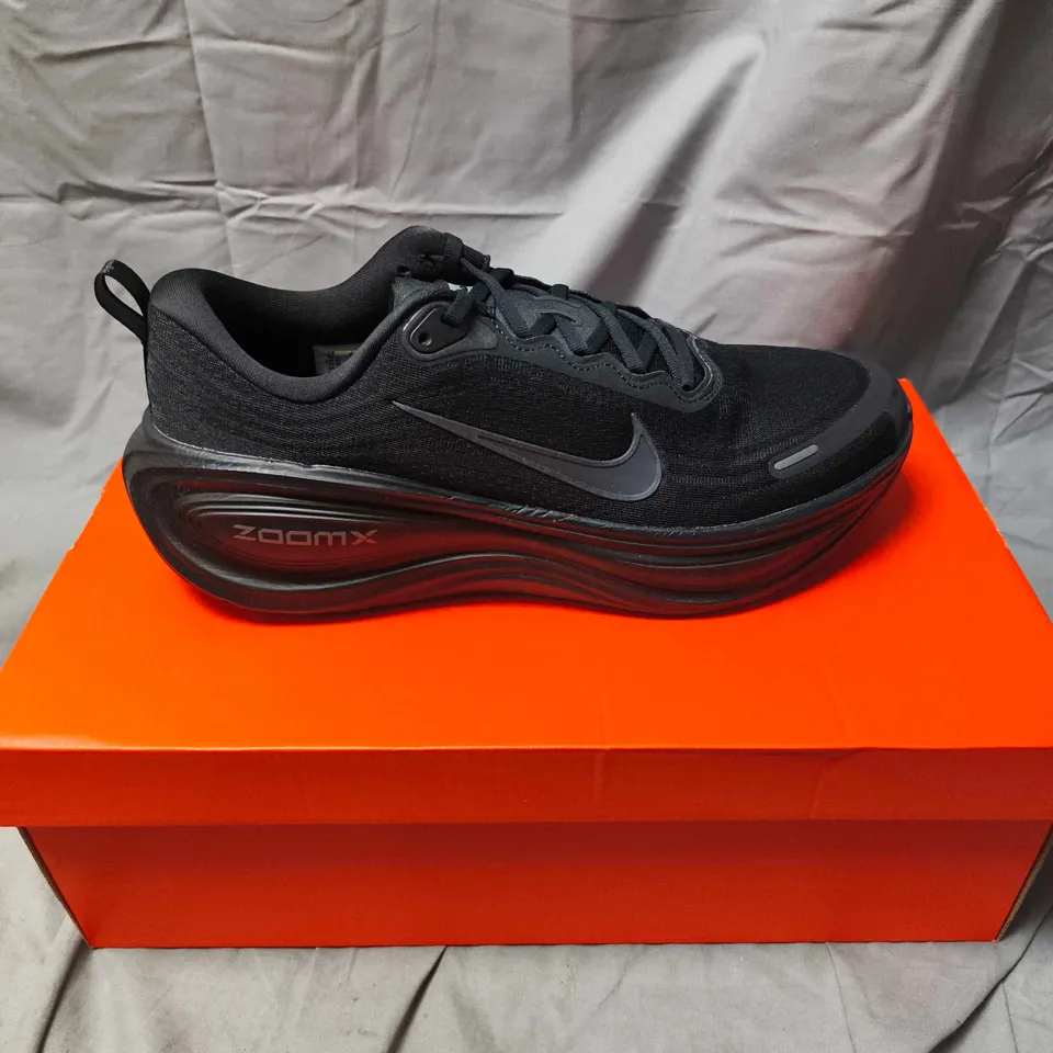 NIKE VOMERO PLUS TRAINERS IN BLACK - 11