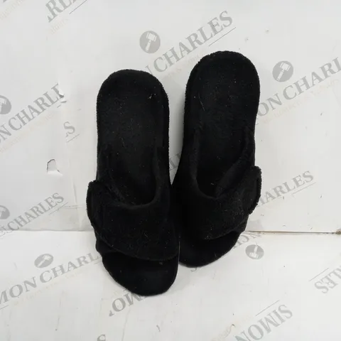 VIONIC VELCRO BLACK SIZE 7 SLIPPERS