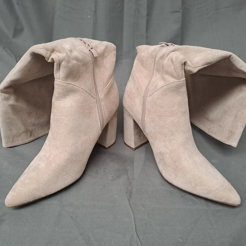 BOXED PAIR OF MARQUIIZ KNEE HIGH BLOCK HEEL SHOES IN BEIGE EU SIZE 40