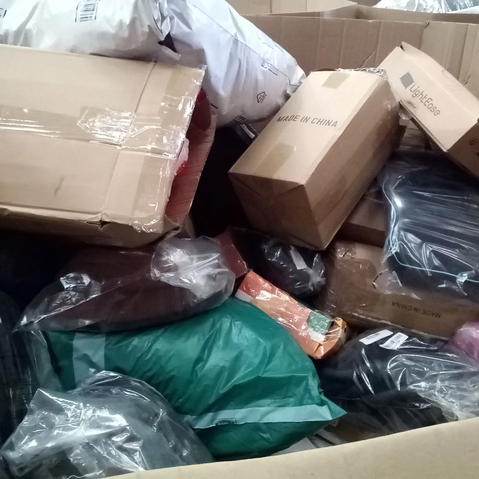 PALLET OF ASSORTED ITEMS INCLUDING ELVIROS MEMORY FOAM CERVICAL PILLOW, RECCI BEDDING, 50FT HOSE, TANA BANA MICROFIBER ZIPPED PILLOW PROTECTORS, FLEXI HOSE