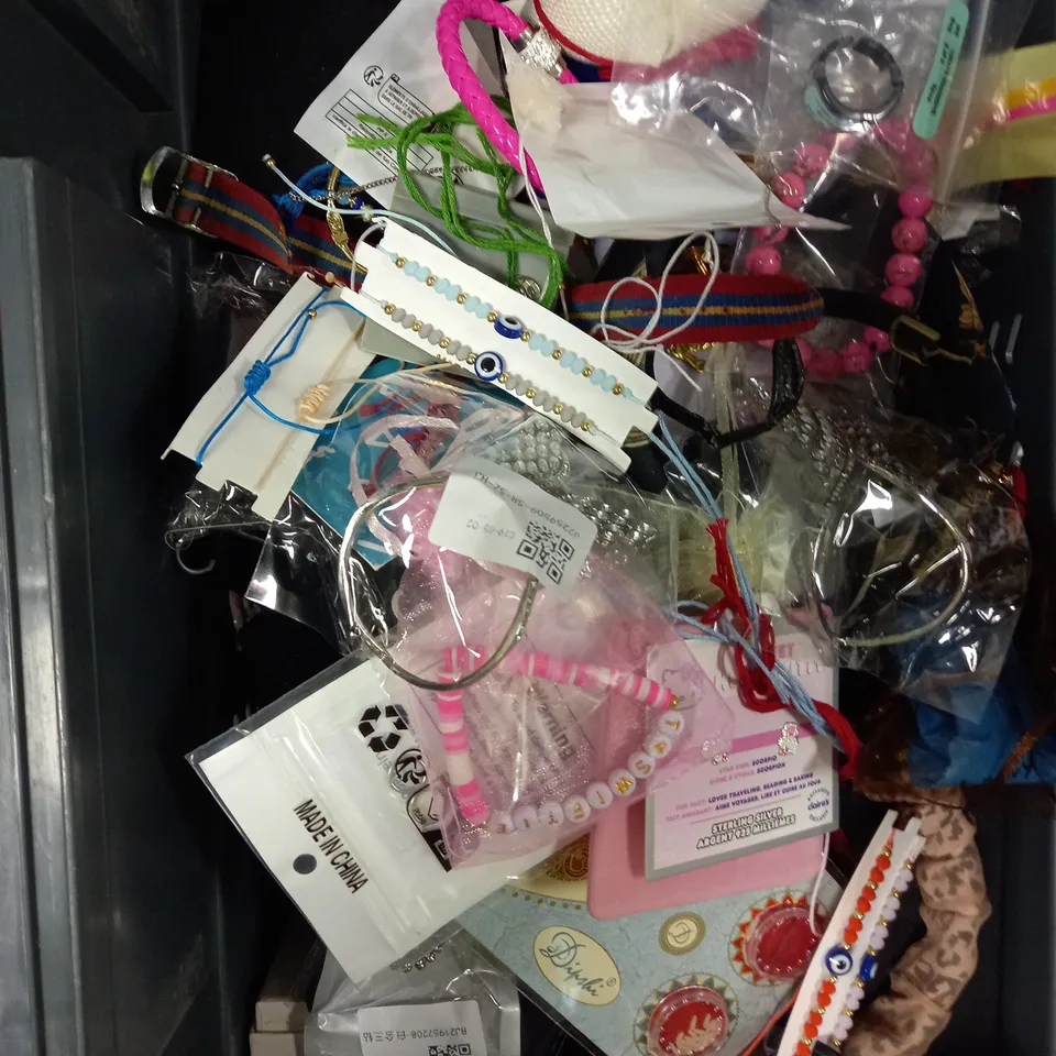 APPROXIMATELY 30 ASSORTED JEWELLERY PRODUCTS TO INCLUDE EARRINGS, NECKLACES, BRACELETS ETC 