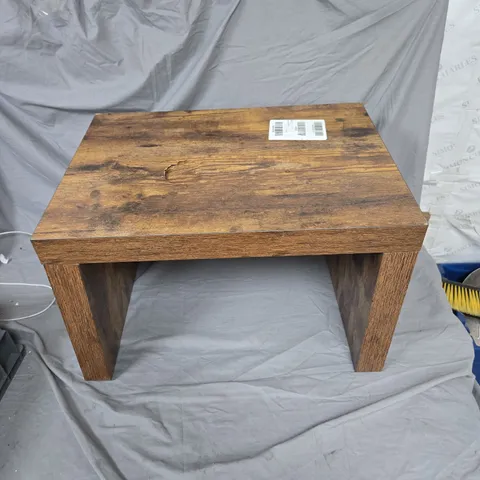 Oak-effect wooden side table with square top