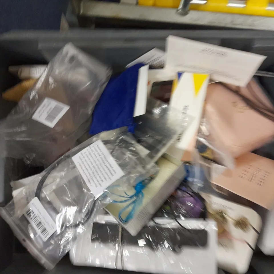 BOX OF APPROX 20 JEWELLERY ITEMS TO INCLUDE ELEPHANT RING HOLDER, SMART WATCH STRAPS, COSTUME JEWELLERY