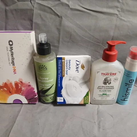TOTE OF APPROX 15 ASSORTED COSMETIC ITEMS TO INCLUDE  MYHERITAGE DNA TESTING KIT BOX, DOVE BEAUTY BAR, THAYERS PH BALANCING CLEANSER, ALOE VERA SPRAY CONDITIONER, HISMILE 