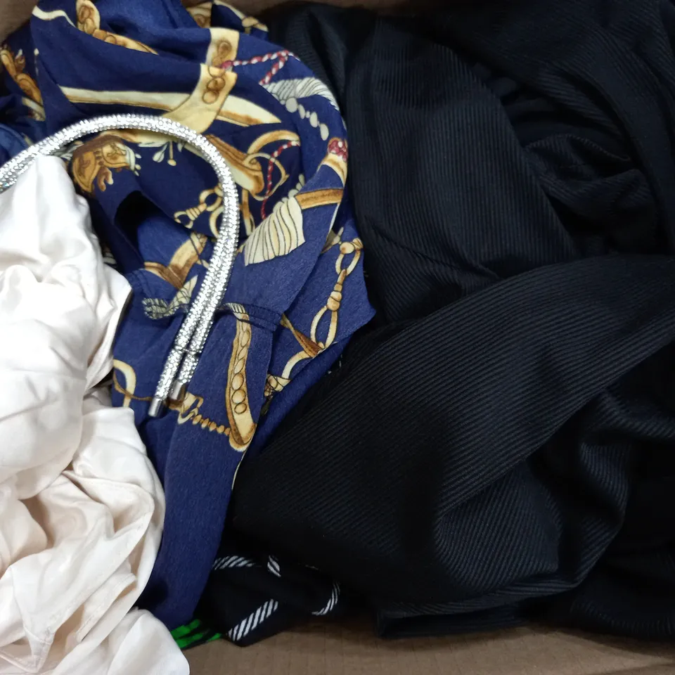 APPROXIMATELY 20 ASSORTED CLOTHING ITEMS TO INCLUDE SHIRTS, TROUSERS, DRESSES 