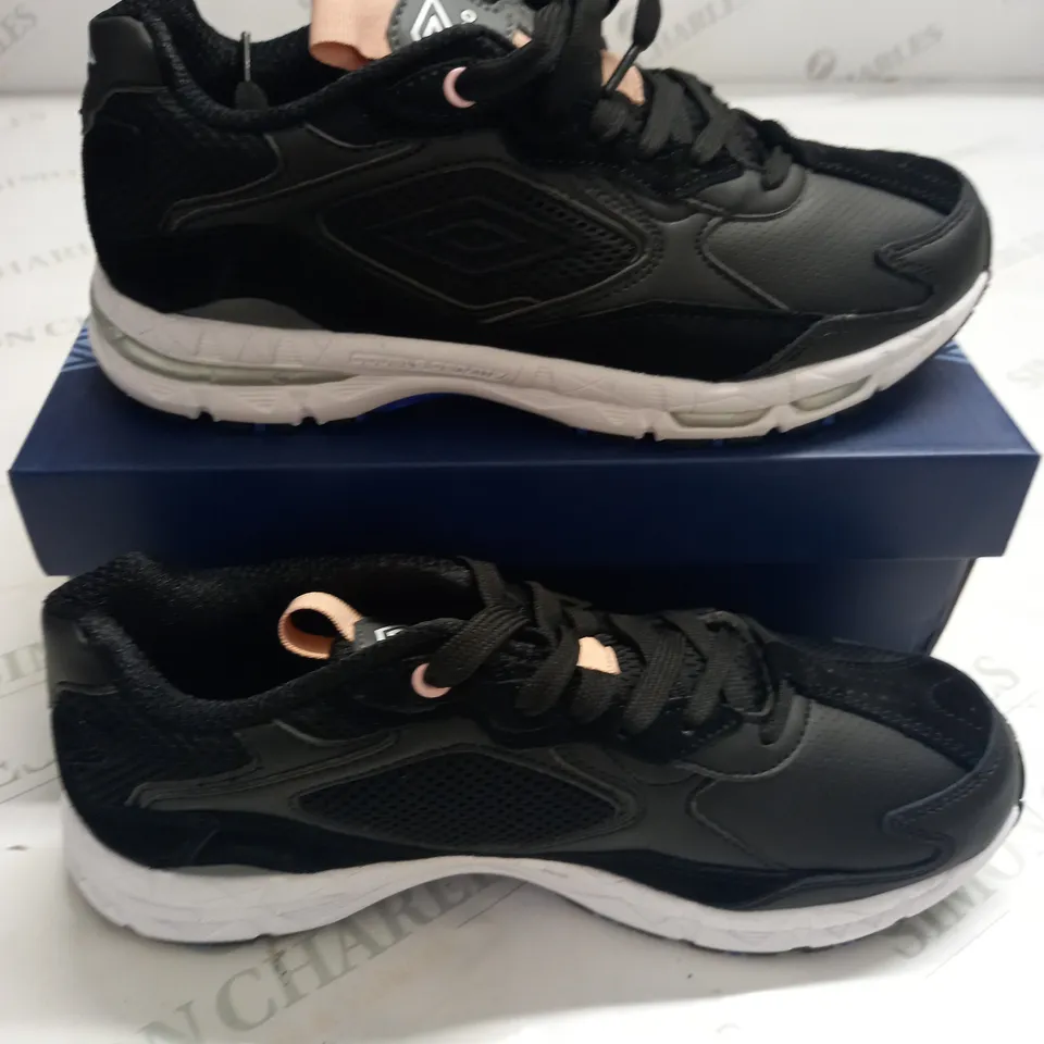 BOXED PAIR OF UMBRO D JOGGER TRAINERS IN BLACK - 6