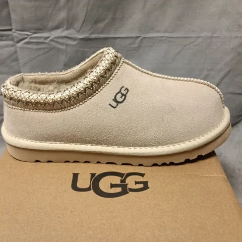 UGG DAKOTA SLIPPERS – BEIGE SUEDE WITH SHEARLING, UK 6