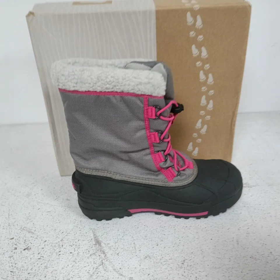 BOXED PAIR OF SOREL YOUTH CUMBERLAND 2 BOOTS IN LIGHT GREY/PINK - UK 5.5