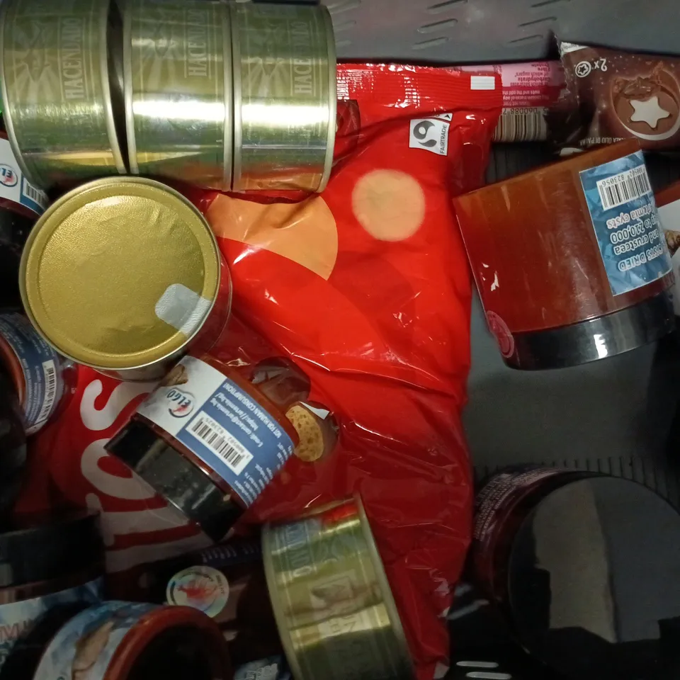 APPROXIMATELY 20 ASSORTED FOOD AND DRINK ITEMS TO INCLUDE BRANSTON BEANS, JELLY BABIES, ETC