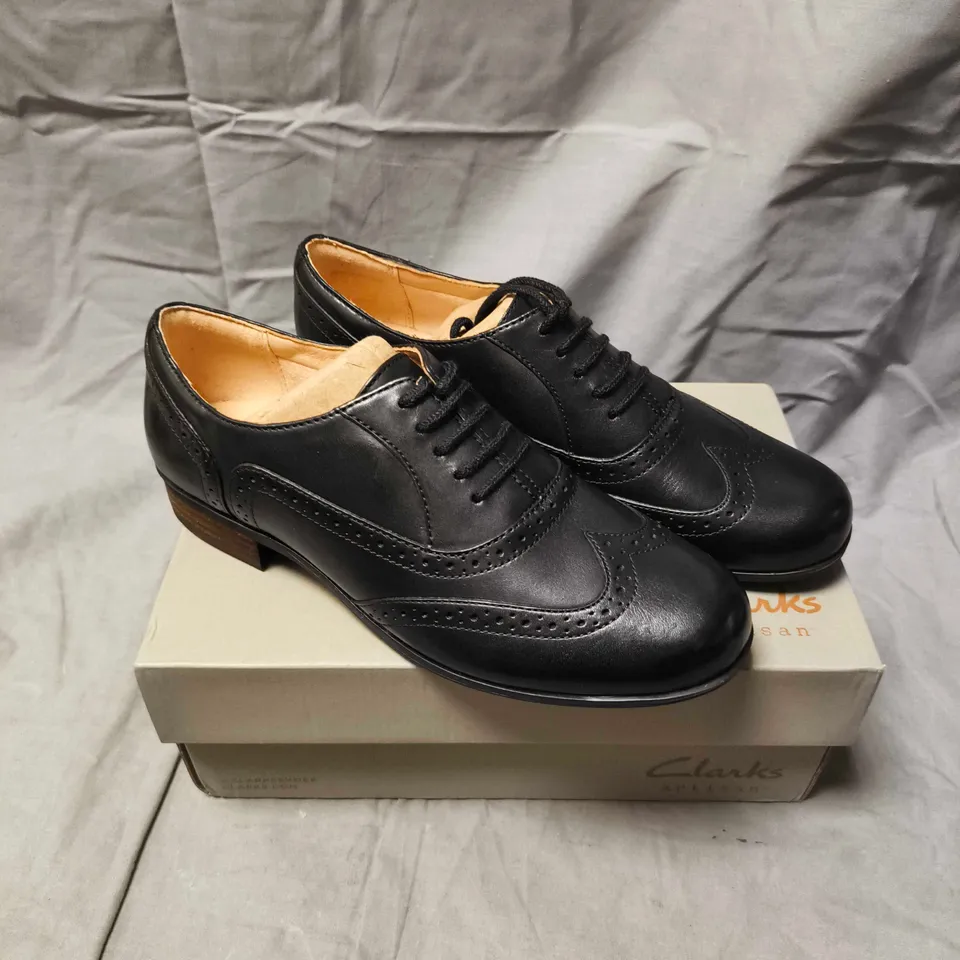 CLARKS HAMBLE OAK BLACK LEATHER SHOES - 5.5
