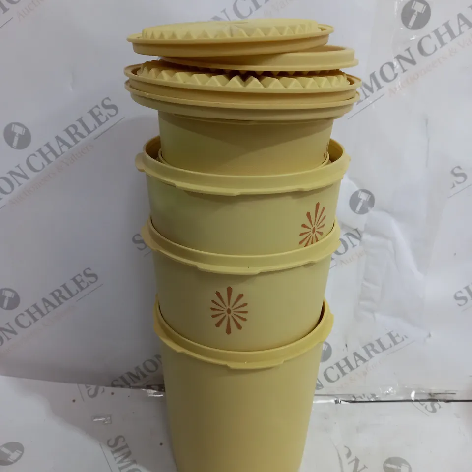SET OF 5 UNBRANDED PLASTIC CONTAINERS 