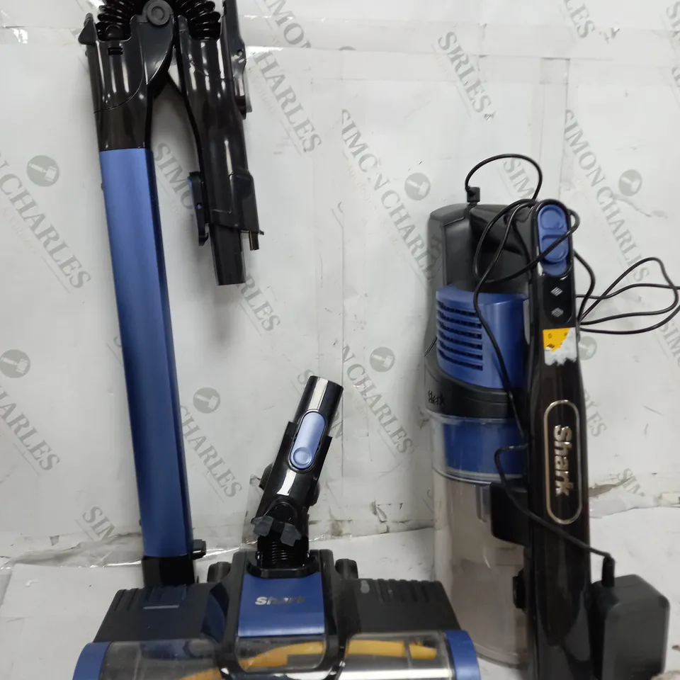 BOXED SHARK ANTI HAIR WRAP CORDLESS VACUUM CLEANER IZ202UK