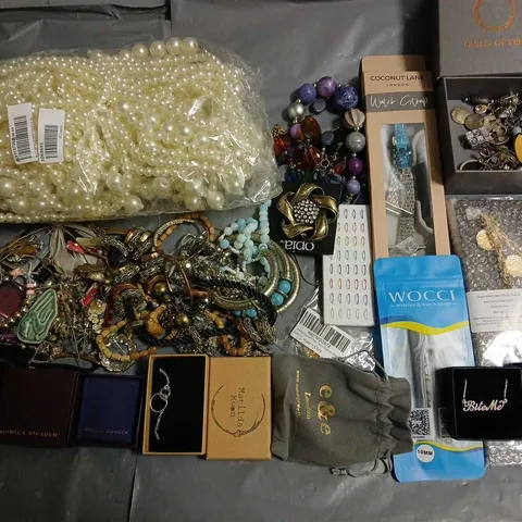 LOT OF ASSORTED JEWELLERY ITEMS TO INCLUDE NECKLACES, BRACELETS AND EARRINGS