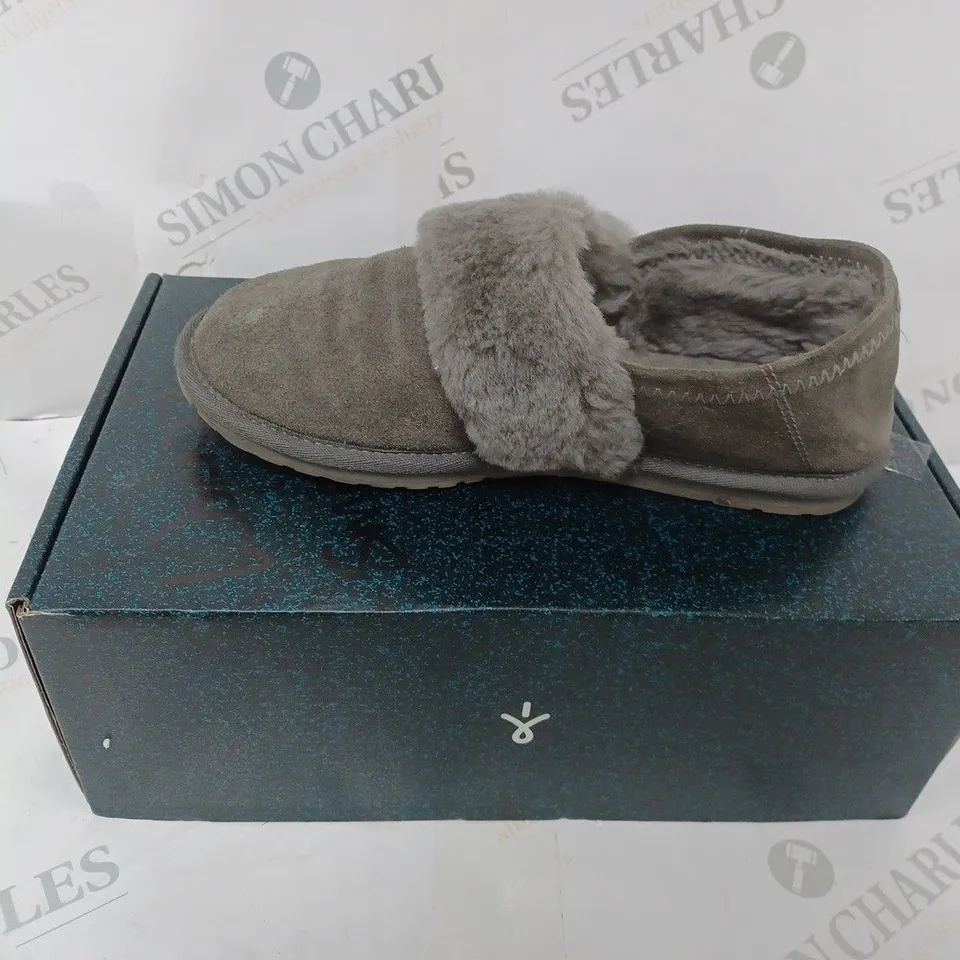 BOXED PAIR OF EMU AUSTRALIA GREY FLUFF SLIPPER SIZE 5