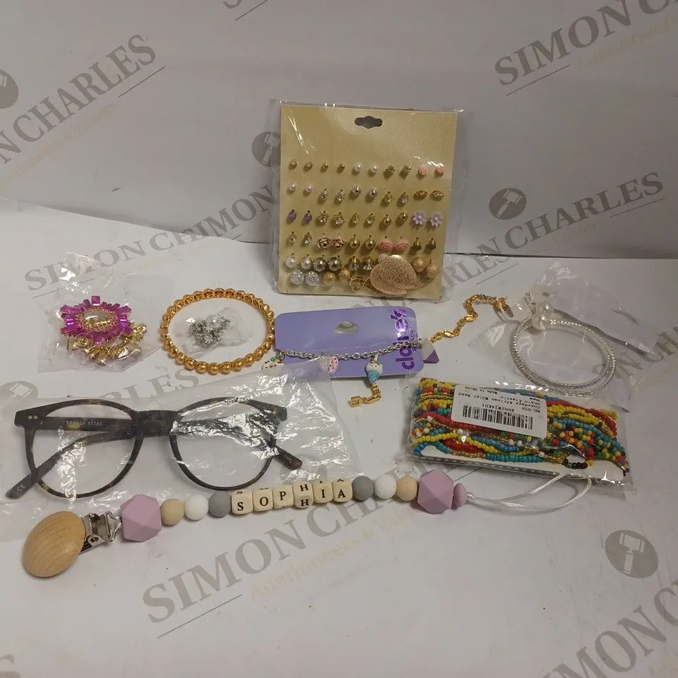 BOX OF APPROX 20 COSTUME JEWELLERY ITEMS INCLUDING EARRINGS, BRACELETS, GLASSES