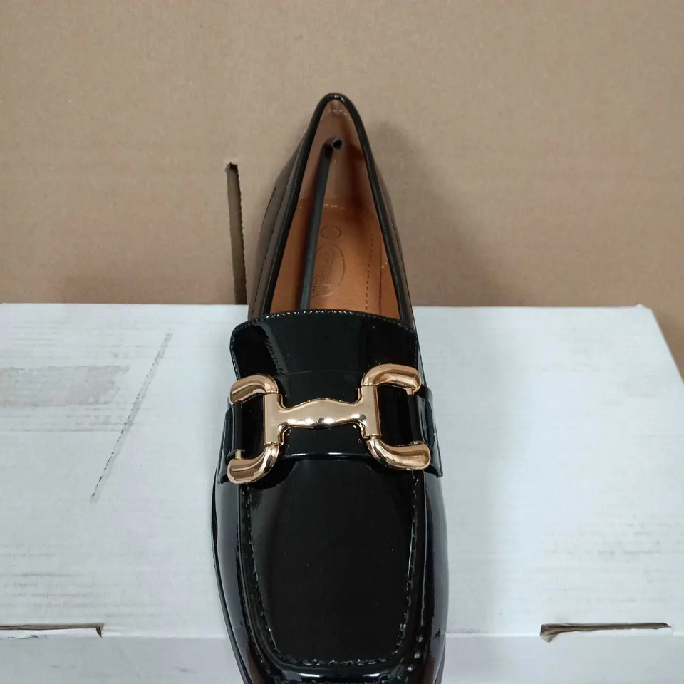 BOXED PAIR OF SPOT ON BLACK PATENT LEATHER LOAFERS WITH GOLD-TONE HORSEBIT DETAIL - UK SIZE 7