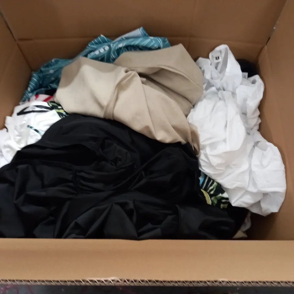 LARGE QUANTITY OF ASSORTED CLOTHING ITEM 