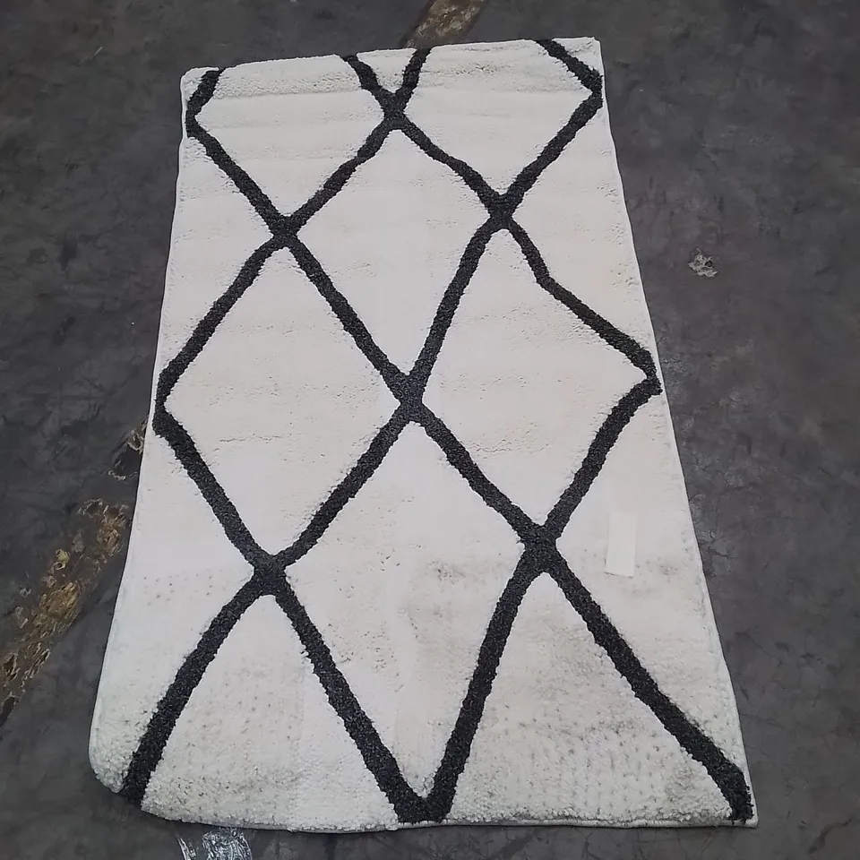 QUALITY DESIGNER AREA RUG - APPROXIMATELY 150X80CM