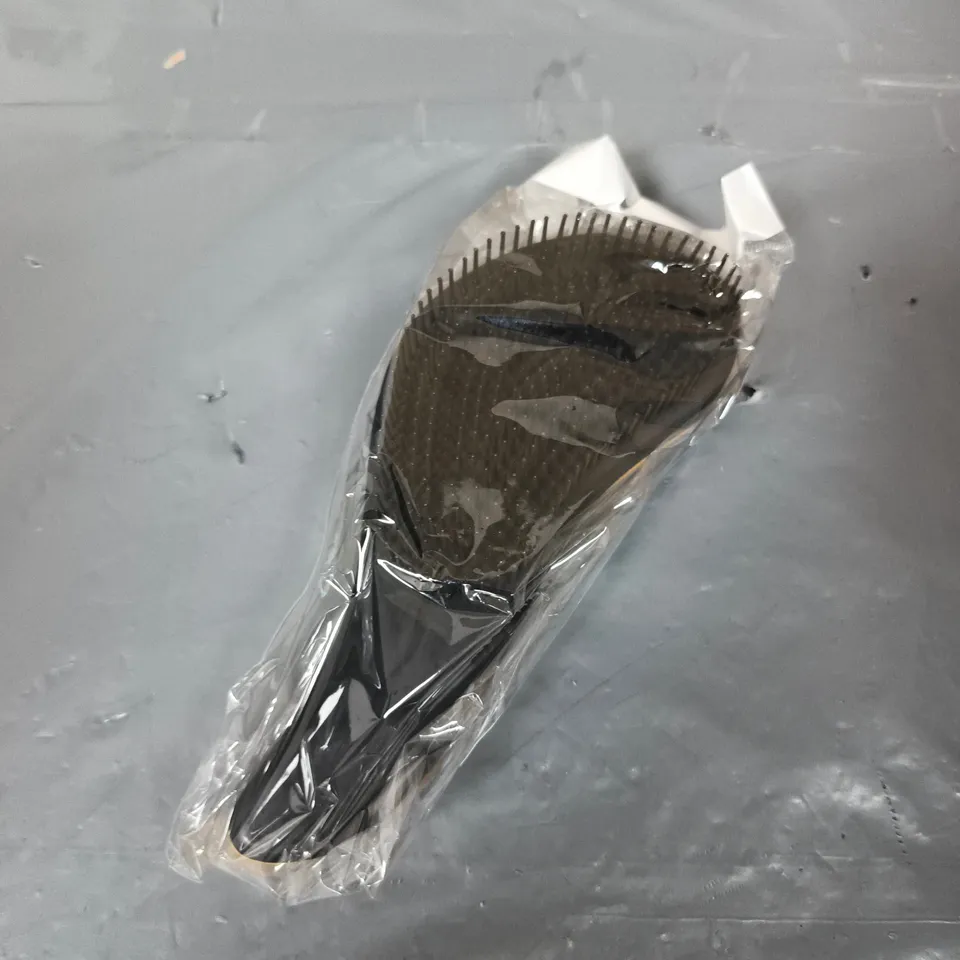 APPROXIMATELY 15 PLASTIC HAIRBRUSHES IN YELLOW/BLACK