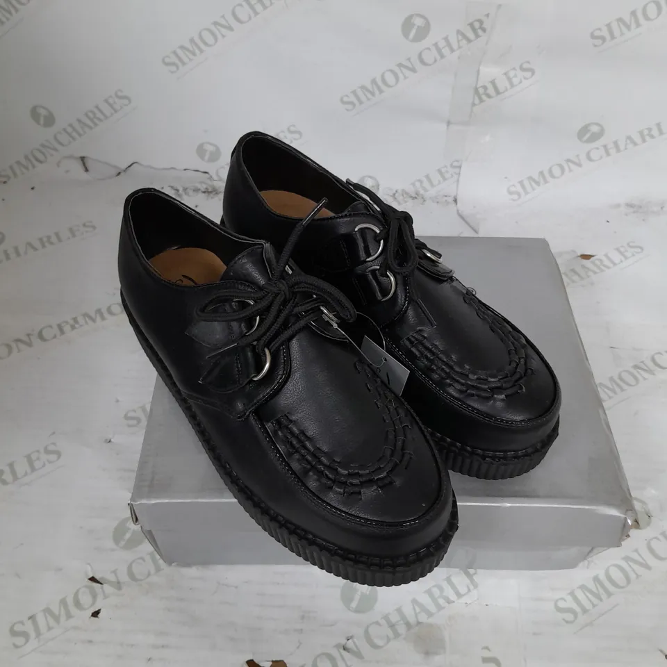 BOXED PAIR OF CASANDRA PLATFORM FLAT SHOES IN BLACK LEATHER SIZE 7