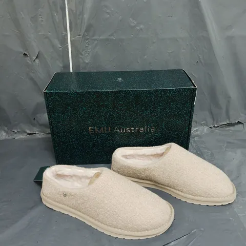 BOXED PAIR OF EMU JOY FELT SLIPPERS MACADAMIA SIZE 6