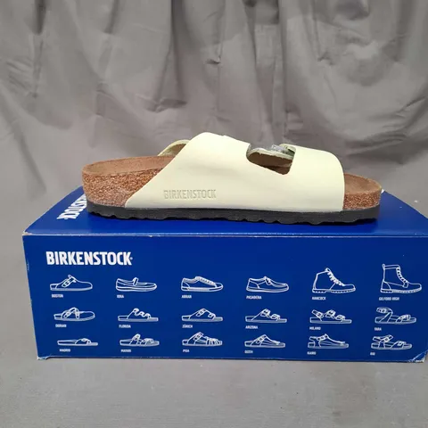 BOXED PAIR OF BIRKENSTOCK ARIZONA FADED LIME SANDALS SIZE 2.5