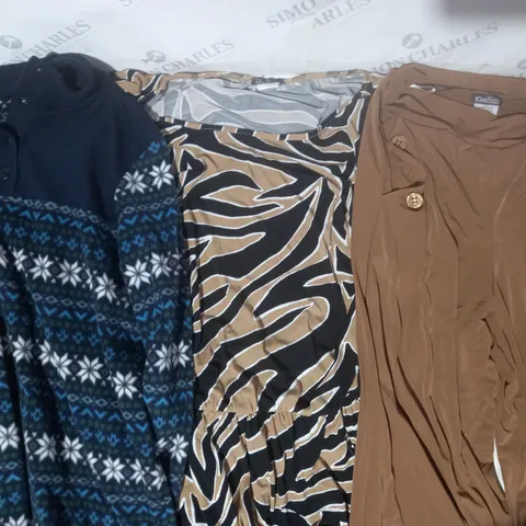 BOX OF APPROXIMATELY 15 ASSORTED CLOTHING AND FASHION ITEMS IN VARIOUS STYLES AND SIZES TO INCLUDE KIM & CO, CUDDL DUDS, ETC
