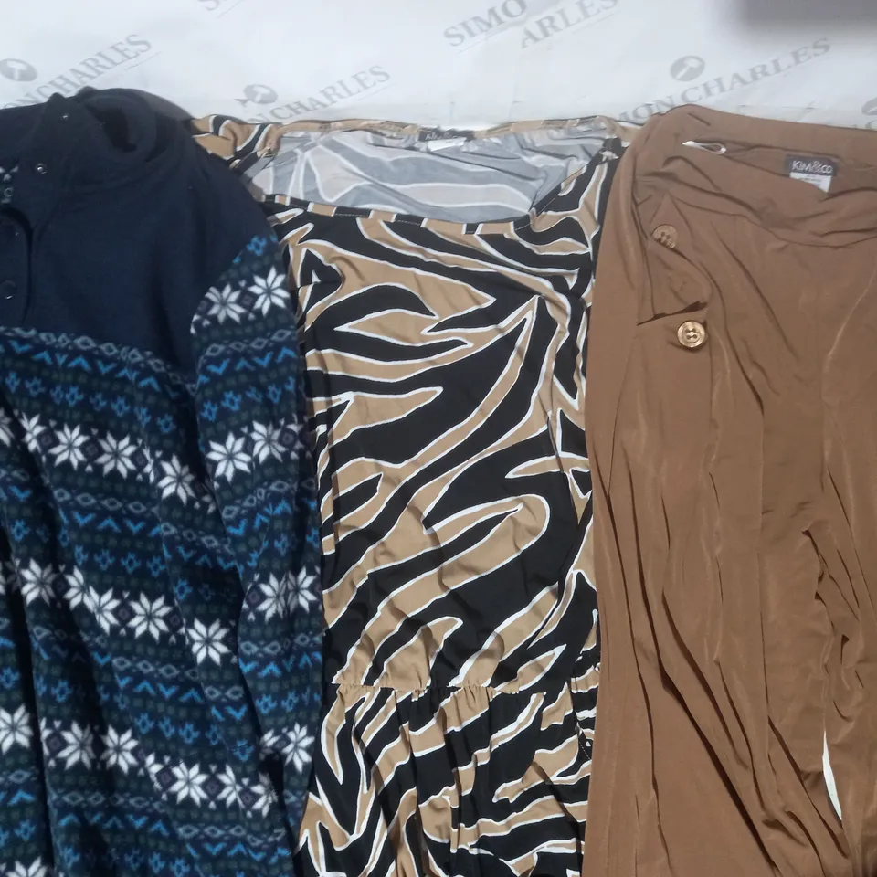 BOX OF APPROXIMATELY 15 ASSORTED CLOTHING AND FASHION ITEMS IN VARIOUS STYLES AND SIZES TO INCLUDE KIM & CO, CUDDL DUDS, ETC