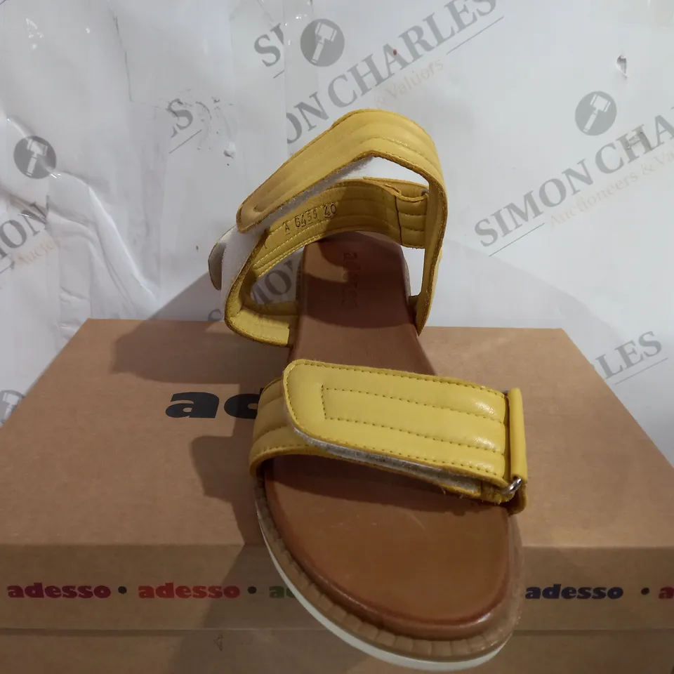 BOXED PAIR OF ADESSO LEATHER OPEN TOE FLAT SANDAL - SIZE 7