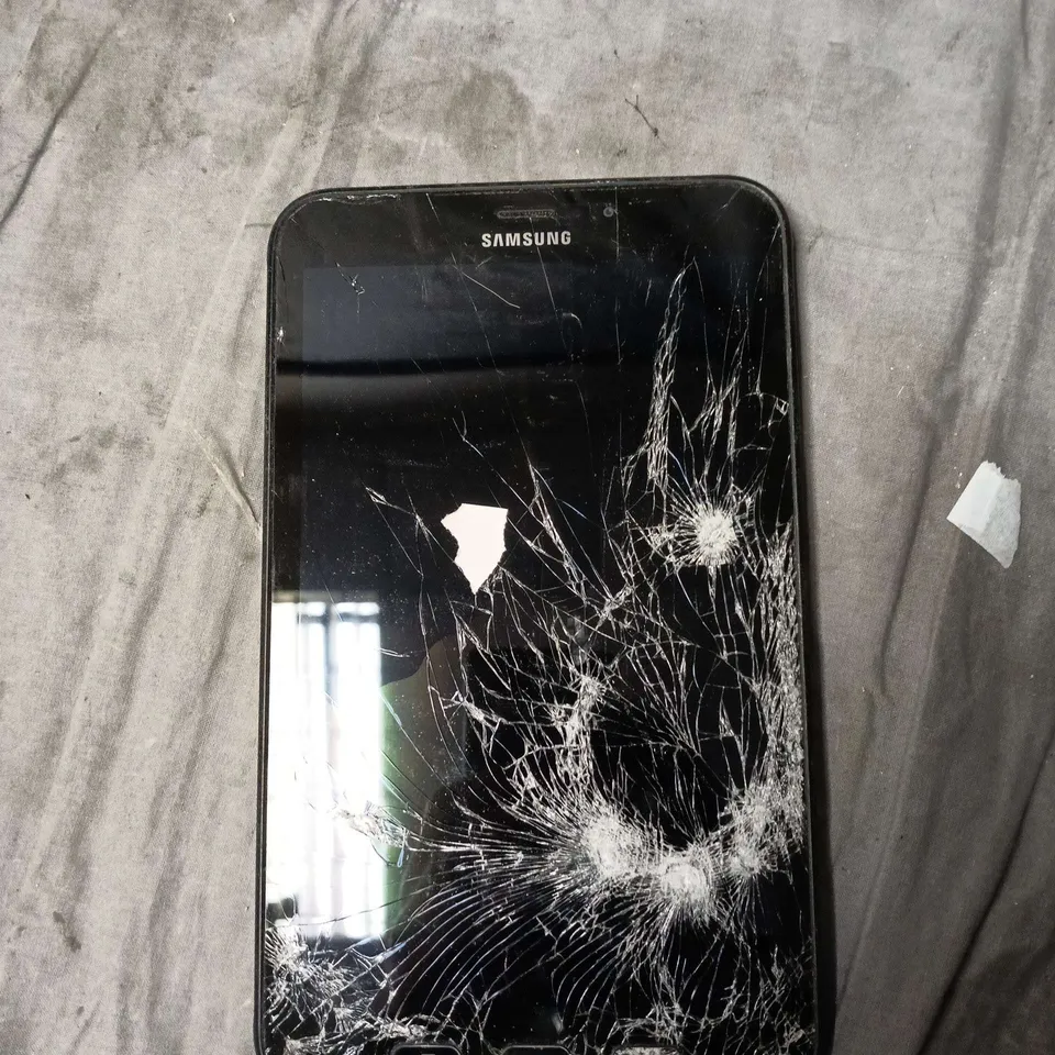 SAMSUNG GALAXY TABLET PC SM-T350 – CRACKED SCREEN 